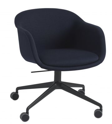 Muuto Fiber Armchair mit Drehfuß und Neigung, blauer Bürostuhl mit Rollen.